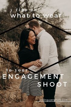 an engaged couple standing next to each other with the caption saying, tips on what to wear