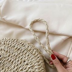 Machen Sie sich bereit für den Sommer mit der Summer Crossbody Beach Bag

 Suchen Sie das perfekte Accessoire, um Ihren Strandlook zu vervollständigen? Dann ist unsere Summer Crossbody Beach Bag genau das Richtige für Sie. Diese stilvolle und funktionelle Tasche ist ein Muss für jeden leidenschaftlichen Meeresliebhaber. Mit seinem nautischen Design und dem praktischen Umhängeriemen ist es das ideale Accessoire für einen Tag am Strand oder einen entspannten Spaziergang entlang der Küste.

 Weitere trendige Optionen finden Sie in unserer Umhängetaschenkollektion für den Strand .


 Merkmale der Sommer-Umhänge-Strandtasche basierend auf der Größe:



 Länge: 16 cm (6,3 Zoll)

 Dicke: 7 cm (2,8 Zoll)

 Höhe: 19 cm (7,5 Zoll)





 Vorteile der Summer Crossbody Beach Bag

 Unsere Summer Crossb Eco-friendly Crossbody Shoulder Bag For The Beach, Eco-friendly Crossbody Straw Bag For Beach, Trendy Crossbody Bucket Bag For The Beach, Trendy Beach Bucket Bag Crossbody, Trendy Beach Crossbody Bucket Bag, Summer Crossbody Bags For Beach, Crossbody Bucket Bag For Beach Season, Beige Crossbody Beach Bag For Vacation, Summer Crossbody Beach Bag For Vacation