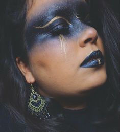 Black And Gold Editorial Makeup, Black And Gold Halloween Makeup, Gold Witch Makeup, Gold Tears Makeup, Black Fae Day, Gold Tears, Fae Court, Masquerade Mask Makeup, Alt Hippie