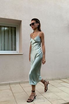 Saten Dress, Silk Dresses Outfit, Satin Style, Fashion Office, Silk Slip Dress, Gloucester, Silk Slip, Satin Slip Dress, Satin Dress