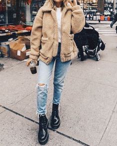 Bustier Outfit, Comfy Jeans Outfit, Fall Fashion Coats, Millennials Fashion, Chique Outfits, Distressed Boyfriend Jeans, Outfit Jeans, Skateboarder, Teddy Coat