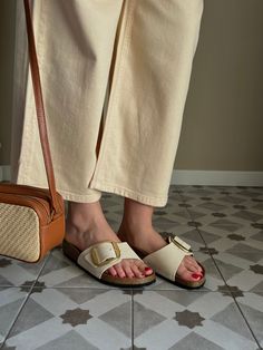 BIRKENSTOCK Madrid è un vero classico che entusiasma il mondo della moda con il suo design essenziale. La variante Big Buckle presenta una fibbia ad ardiglione grande ed elegante, un bel particolare che spicca su questi sandali molto sobri. La tomaia è in pregiata pelle nabuk, fantastica con il suo look naturale e rustico. Plantare anatomico in sughero e lattice Tomaia: pelle nabuk Sottopiede: pelle scamosciata Suola: EVA Dettagli: un cinturino con fibbia ad ardiglione in metallo regolabile indi Madrid Big Buckle Birkenstock Outfit, Birkenstock Madrid Big Buckle Outfit, Birkenstock Madrid Outfit, Madrid Outfits, Madrid Big Buckle, Birkenstock Madrid Big Buckle, Birkenstock Outfit, Buckle Outfits, Birkenstock Madrid