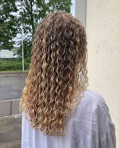 30 Modern Spiral Perm Hairstyles Women Are Getting Right Now Hairstyles With Permed Hair, Blond Permed Hair, Different Perm Styles, Permed Brown Hair, Spiral Perm On Medium Length Hair, Lose Spiral Perm, Spiral Perm For Fine Hair, Curly One Length Haircut