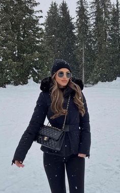 Snow Outfit Ideas, Snow Outfits For Women, Minimalist Winter Outfit, Winter Vacation Outfits, Snow Outfits, Winter Outfits Snow, Michael Kors Jacket, Classy Winter Outfits, Outfit Ideas For Women