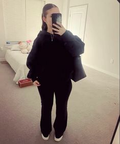 Black Slippers Outfit, Outfits With Black Uggs, Black Ugg Outfit, Black Uggs Outfit, Cute Easy Outfits For School, Slipper Outfit, Dressy Casual Outfits, Winter Fashion Outfits Casual, Outfit Inspo Summer