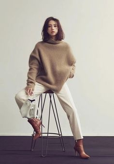 COME ELEVARE LO STILE DEL NOSTRO ABBIGLIAMENTO Boho Minimalist Fashion, Keiko Kitagawa, Minimalist Fashion Outfits, Style Casual Chic, Street Style Chic, Brown Sweater