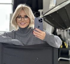 Blonde Bob With Glasses, Blonde Bob With Fringe, Blonde Bob With Bangs, Long Bob Blonde, Short Blonde Bobs, French Bob, Blonde Bob Hairstyles, Hairstyles With Glasses