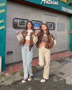 Baggy Outfit Ideas, Twins Fashion, Sisters Photoshoot Poses, Sisters Photoshoot, Outfit Primavera