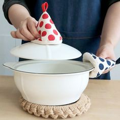 The thickened cotton design effectively insulates heat, providing a comfortable and safe grip while cooking, baking, or carrying hot pots. With its superior heat resistance, this pot handle cover can be used with any pot or pot handle, making cooking and baking effortless and enjoyable. The small loop at the top allows for easy hanging and storage after cleaning, making it convenient to keep the pot handle cover within reach. Fine workmanship and neat stitches ensure durability and prevent the p Dot Print Pattern, Kitchen Oven, Kitchen Pot, Mini Kitchen, Kitchen Gloves, Style Japonais, Pot Lids, Hot Pot, Cooking Kitchen