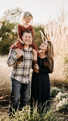 Family Session Poses, Fall Photoshoot Family, Holiday Photos Outfits, Christmas Pictures Outfits, Family Photo Colors, Big Family Photos, Family Photoshoot Poses, Fall Family Portraits, Outdoor Family Photography