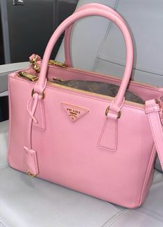 Luxury Bags Collection, Girly Bags, Prada Saffiano, Handbag Heaven, Fancy Bags, Girly Accessories, Zip Tote, Pretty Bags