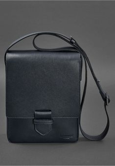 The messenger bag stands as the epitome of masculine style. Originally designed two centuries ago as an officer's field bag, it was once used for carrying maps and documents. Today, it has evolved to hold all the essentials of a modern man. Its key strengths lie in its practicality, comfort, and ease of use. The bag features a vertical rectangular shape, a wide, adjustable strap, and a signature flap closure. Inside, our artisans have crafted two compartments: one for gadgets like phones and tab Luxury Rectangular Shoulder Bag For Everyday Carry, Business Saddle Bag Rectangular, Modern Business Saddle Bag With Removable Pouch, Modern Business Saddle Shoulder Bag, Modern Crossbody Flap Bag For Business, Luxury Briefcase For Daily Use, Modern Shoulder Bag With Leather Lining For Everyday Carry, Modern Briefcase With Adjustable Strap For Everyday, Messenger Bag For Men