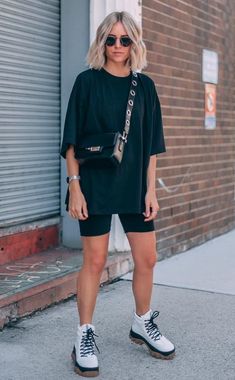 Cycling Shorts Outfit, Bike Shorts Outfit, Oversize Tshirt Outfits, Biker Shorts Outfit, Summer Shorts Outfits, Shorts Outfit, Trendy Summer Outfits, Looks Street Style, Looks Black