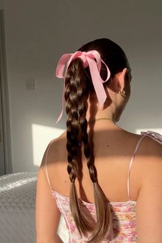 Super pretty and easy spring and summer hairstyle with two braided ponytails and tied at the top with a super cute pink ribbon bow - new spring and summer hair obsession 💗 Food Service Hairstyles, Edc Hairstyles, Guard Hair, Tied Up Hairstyles, Bow Hairstyles, High Pony, Holiday Hair, Hairstyle Inspo