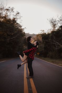 Sessão Pré casamento do noivos Ju e Leo na estrada de Londrina - Paraná. Fotografos: @olivettifotografia 

Inspiração de fotografia de casal, fotografos de casamento capturando fotos românticas, cheias de alegria.
Navegue pelo nosso perfil para ver mais do nosso trabalho, ou clique aqui para conversar com a gente sobre seu ensaio! 

Pre wedding session, Couple inspiration, wedding photographers romantic photos, couple portrait ideas, couple on the road.
Browse our profile to see more of our work Couple Inspiration, Wedding Session, Couple Portrait, Romantic Photos, Portrait Ideas, Inspiration Wedding, Weeding, Wedding Couples, On The Road