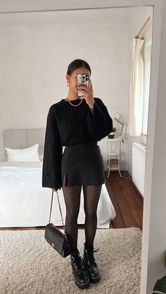 Jesieniara Outfit, Casual Autumn Outfits 2023, Winter Outfit Inspirations, Ideas Outfit Invierno, Classy Autumn Outfits, That Girl Aesthetic Outfits, School Outfits Winter Cold, Black Dress Office Outfit, Cold Fashion Outfits