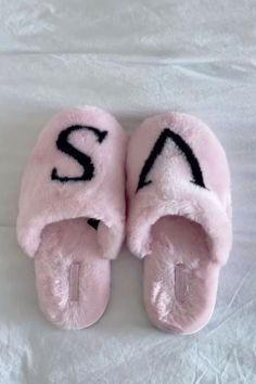 Slippers Victorias Secret, Victoria Secret Chair, Victoria's Secret Slippers, Victoria’s Secret Slippers, Pink Fur Slippers, Pink Christmas Gift Ideas, Girly Birthday Gifts, Girly Stuff To Buy, Pyjama Victoria Secret