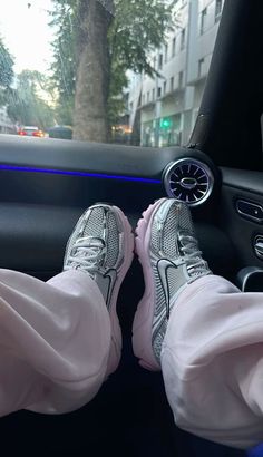 @l_ngb Clothes And Shoes Aesthetic, Nike Vomero Outfit, Nike Vomero 5 Outfit, Vomero 5 Outfit, Nike Zoom Vomero 5, Nike Vomero, Zoom Vomero 5, Pretty Sneakers, Vomero 5