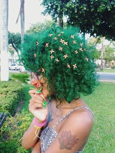 Green Dyed Hair Black Women, Short Green Hair, Green Hair Color, Pjo Oc, Green Hair Girl, Heavy Hair, Dark Green Hair, Dyed Curly Hair, Dyed Hair Inspiration