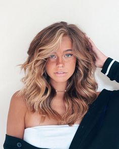 Natural Split Dye Hair, Blonde Split Dye, Utopia Aesthetic, Bella Hair, Hair Color And Cut, Hair Inspiration Color