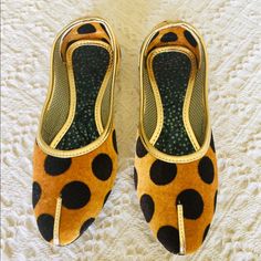 Us Size 8 - 8.5 Brand New. Punjabi Jutti Indian Traditional Khussa. Wedding Slippers Flat Shoes Womens Mojari Sandal Traditional Black Closed Toe Heels, Comfortable Travel Shoes, Italian Loafers, Wedding Slippers, Mary Jane Ballet Flats, Punjabi Jutti, Leather Slip On Shoes, Bow Flats, Black Ballet Flats