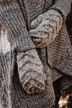 Mittens Aesthetic, Ceramics Photoshoot, Knitting Mittens, Advanced Knitting, Hygge Style, Knitted Mittens, Christmas Vibe, Comfort Clothes, Knit Gloves