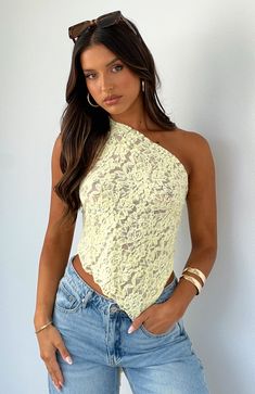 It's A Love Story Lace Top Lemon Backless Lace Top, Top In Pizzo, Estilo Fitness, Legging Jeans, Lace Vest, Elegante Casual, Backless Top, Irregular Hem, Hem Top