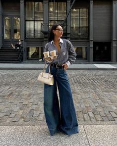 Wide-Leg Jeans Have Officially Replaced My Skinnies—7 Outfits I Want to Try Wide Leg Jeans Outfits, Wide Leg Outfit, Portret Feminin, Style Wide Leg Jeans, Wide Leg Pants Outfit, Looks Jeans, Look Jean, Leg Pants Outfit