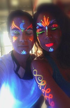 Glow Face Paint Ideas, Neon Party Outfits, Makeup Neon, Neon Party Decorations, Makeup Bar