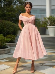 Our homecoming dresses are expertly tailored by skilled artisans to make you feel truly unique. You'll have the luxury of selecting from a stunning array of over 30 captivating colors. We offer sizes ranging from regular sizes 0 to 16 and plus sizes 14W to 26W, ensuring the ideal fit for every body type. For the utmost precision, we also provide custom sizing options. Product Details:Length:Tea-Length;Silhouette:A-line/Princess;Neckline:Off-the-Shoulder;Fabric:Organza;Straps Sleeves:Sleeveless;F Tea Length Homecoming Dresses, Crepe Wedding Dress, Prom Dresses For Sale, Wedding Dresses Corset, Mothers Dresses, Tea Length Dresses, Mother Of The Bride Dress, Junior Bridesmaid Dresses, Linnet