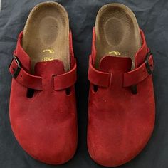 Birkenstock Red Birkenstock Clogs, Cool Birkenstocks, Red Birkenstock Outfit, Red Birkenstock, Red Clogs, Birkenstock Clogs, Birkenstock Clog, Autumn Trends, Quoi Porter