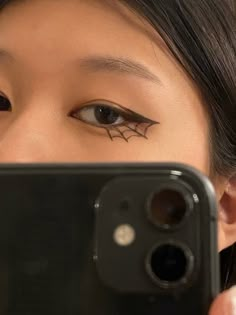 Cool Makeup Looks Creative Eyeliner, Webbed Eyeliner, Subtle Spooky Makeup, Halloween Simple Outfit, Eyeliner Patterns, Halloween Makeup Cute Simple, Eyeliner For Halloween, Spider Man Eyeliner, Simple Eyeliner Designs