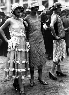 Auteuil, 1925 - 50 Fabulous images of women's street style from the 1920s 1920 Style, 1920 Fashion, Louise Brooks, Josephine Baker, Valentino Couture, Look Retro