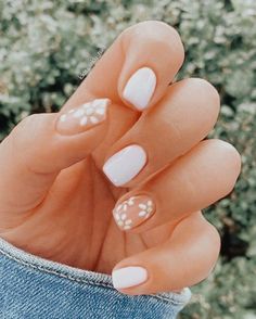 Wedding Nails Simple Short, Short Gel Nails With Flowers, Flower Nails Acrylic Short, Simple Nails Flower Design, Simple Flowers Nails, Short Nail Designs Minimal Spring, Nails Professional Work Classy, Simple Graduation Nails Short, Simple Mani Pedi Ideas