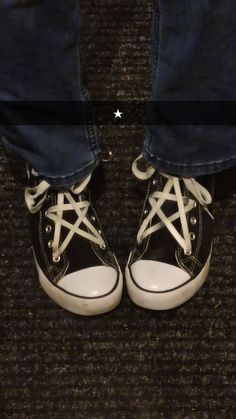 Stars On Converse, Converse Lacing Ideas, Star Laced Converse, Grunge Ideas Diy, Black Converse Embroidery Diy, Converse Lace Patterns, Star Lace Converse, Cool Lace Patterns For Shoes, Converse Shoes Laces Ideas