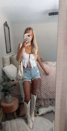 Stampede Outfit, Western Hoodies, Traje Cowgirl, Country Festival Outfit, Country Girl Aesthetic, Summer Country Concert Outfit, Cute Western Outfits, Country Outfits Women, Cowgirl Ankle Boots