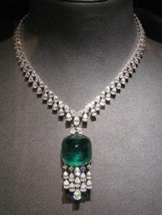 Emerald Jewellery, Solitaire Pendant Necklace, Diamond Jewelry Necklace, Jewelry Appraisal, Diamond Jewelry Designs, Jewellery Sets, Royal Jewels, Royal Jewelry, Emerald Jewelry