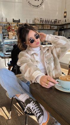 Disney Outfits Winter, Disney Winter Outfits, Forever 21 Outfits, Gigi Hadid Outfits, Chique Outfit, Classy Winter Outfits, Sweater Dress Outfit, Winter Fashion Outfits Casual, City Outfits