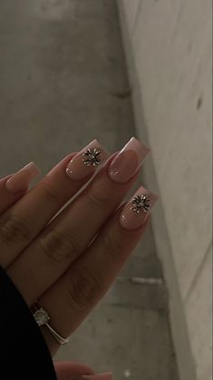 Chrome Heart French Tip Nails, Server Nails, Extra Short Nails Ideas, Tapper Square Acrylic Nails, Medium Short Acrylic Nails, 2000s Nails Trends, Latina Acrylic Nails Short, Square Nails Ideas Medium, 2000s Inspired Nails