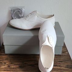 New Officine Creative California Color: White Material : Genuine Leather Size: Eur 40, Us 9 Condition: New Never Been Used With Original Box ,Dust Bag And Shoe Lace. This Was From A High-End Designer Shoe Store That Recently Closed Down. Made In Italy. Bundle To Save.... Elegant Summer Leather Shoes With Plain Toe, Elegant Plain Toe Leather Shoes For Summer, Elegant White Low-top Leather Shoes, White Leather Shoes With Pointed Toe And Removable Insole, White Leather Shoes With Removable Insole, White Flat Heel Leather Shoes For Summer, Classic White Leather Shoes For Summer, Elegant White Leather Shoes For Summer, White Leather Formal Shoes With Perforated Toe Box