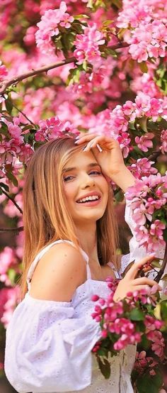 Women With Flowers, Flowers Photography Beautiful, Spring Portraits, Cute Pink Background, Princess Grace Kelly, Pink Nature, Romantic Woman