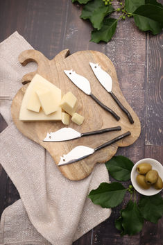 While most people would run away at the sight of a mouse on the cheese platter, the Twig Ratoncito cheese spreader/knife set is sure to draw a crowd!
Showcasing polished stainless steel mouse knives and contrasting burnt black “tails”, these small cheese spreader knives will have a big impact on your cheese and appetizer spreads.
Ratoncito cheese spreaders come in a set of 4, perfect for keeping or gifting. Pickle Tray, Creamy Cheese, Cheese Lover