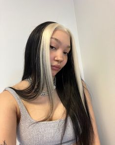 Bangs With Color Stripe, White Skunk Stripe Hair, White Hair Black Tips, Black Hair With Blonde Bangs, Black Hair Blonde Bangs, Skunk Stripe Hair Ideas, Black Hair With Blonde Streak, Skunk Stripe Hair Blonde, Blond And Black Hair