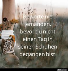 a person's feet with flowers on them and the words bewerte nie jemanden, bevor du nich ewen tag in seinen schuen schuhen gegangen bist