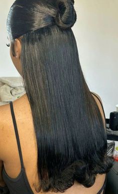 #cabeloalisado #longhair Ponytail Relaxed Hair, Hairstyle Photoshoot Ideas, Classy Curly Hairstyles Natural Curls, Protective Hairstyles Braids, Slick Hairstyles, Hair Ponytail Styles, Ponytail Styles, Relaxed Hair, Baddie Hairstyles