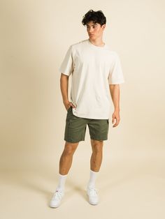 LE COURT DE POCHE DE CARGO BREKS. CARACTÉRISTIQUES DE CE COURT-CIRCÈS  -LAVAGE DOUX LOOK VINTAGE -POCHE CARGO DE STYLE UTILITAIRE  -Ceinture élastique et extérieure avec cordon de serrage -ENTREJAU 5"  100% COTON Men’s Casual Shorts, Cargo Short Outfits For Men, Olive Shorts Outfit Men, 5 Inch Inseam Shorts Men Outfit, Men’s Cargo Shorts, Casual Outfits Summer Shorts, Green Shorts Outfit Men, Short Cargo Pants Outfit, Short Outfit Men