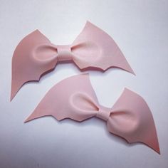 Bat Bow, Gothic Hair Accessories, Mode Kawaii, Gothic Hairstyles, Goth Accessories, Goth Hair, Pastel Goth Fashion, Punk Princess, Glitter Hair