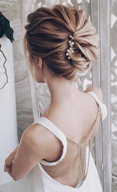 Updo Casual, Hairstyle Bridesmaid, Classical Wedding, Up Dos For Medium Hair, Shoulder Hair, Updos For Medium Length Hair, Half Updo, Wedding Hair Inspiration