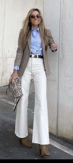 Business Casual White Jeans, White Jeans Outfit Winter Casual, Jeans Blancos Outfit Invierno, White Trousers Outfit Winter, Pantalon Blanco Outfit, Summer Suits For Women, Outfits Con Jeans, Mode Tips