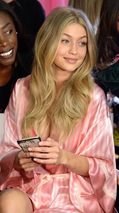 Victoria Secret Model Hair, Gigi Hadid Victoria Secret, Gigi Hadid Hair, Victoria Secret Hair, Bombshell Hair, Victoria Secret Runway, Victoria Secret Model, Honey Blonde Hair, Blonde Model